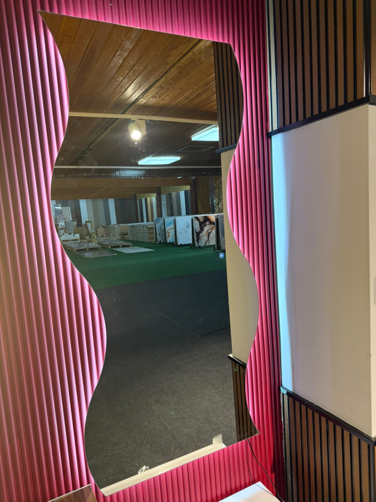 Designer LED Wandspiegel Wave – Asymmetrischer Ganzkörperspiegel mit Hintergrundbeleuchtung