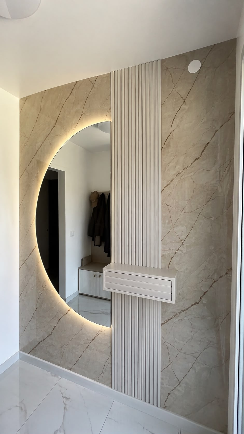 LED Halbmond Wandspiegel – Designer Spiegel mit Hintergrundbeleuchtung 70*140